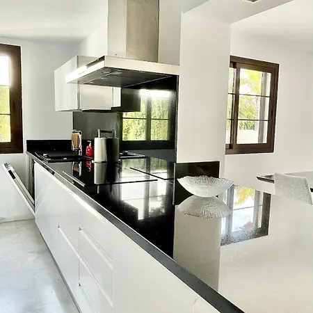 別荘 House With Private Garden And Community Pool *