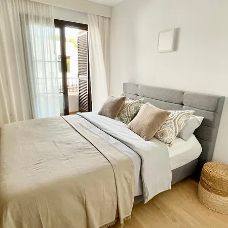 House With Private Garden And Community Pool フィネストラット