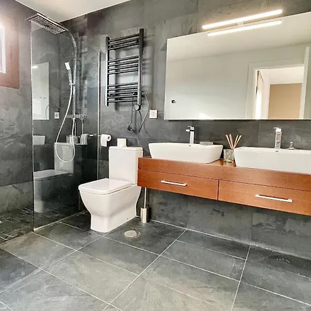 別荘 House With Private Garden And Community Pool フィネストラット