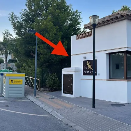 House With Private Garden And Community Pool 別荘 フィネストラット