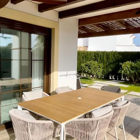 House With Private Garden And Community Pool *
