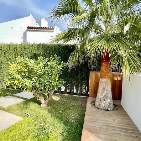 House With Private Garden And Community Pool
