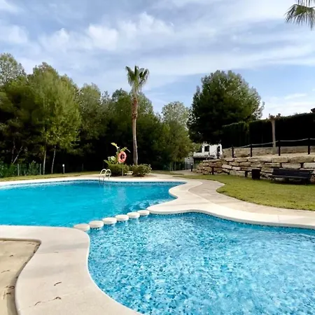 House With Private Garden And Community Pool * フィネストラット