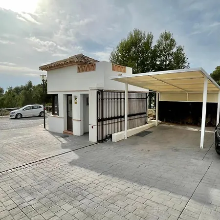 House With Private Garden And Community Pool フィネストラット