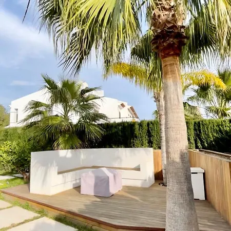 House With Private Garden And Community Pool *