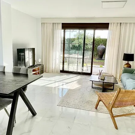 House With Private Garden And Community Pool * フィネストラット