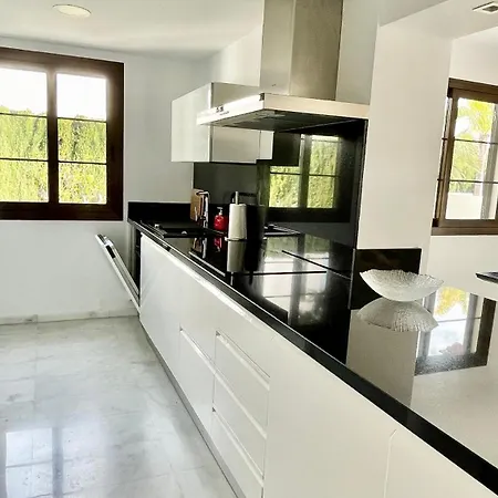 別荘 House With Private Garden And Community Pool