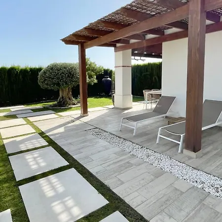 別荘 House With Private Garden And Community Pool *