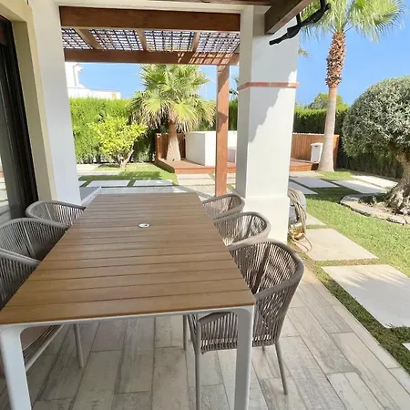 別荘 House With Private Garden And Community Pool フィネストラット