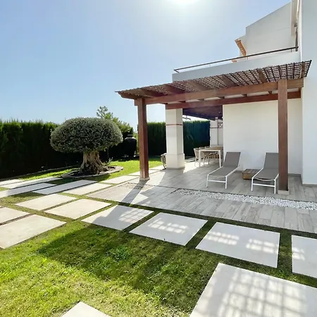 House With Private Garden And Community Pool フィネストラット
