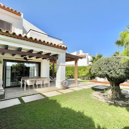 House With Private Garden And Community Pool * フィネストラット