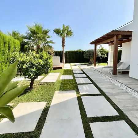 House With Private Garden And Community Pool 別荘
