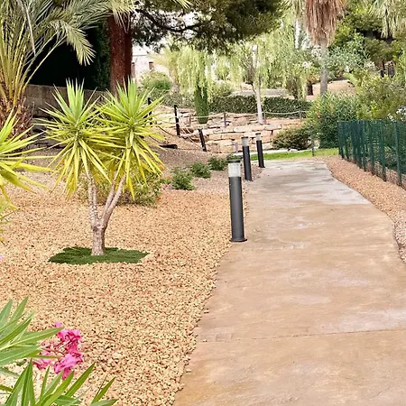 House With Private Garden And Community Pool *